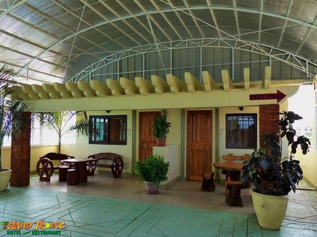Island Tropic Hotel And Restaurant Alaminos Exterior photo